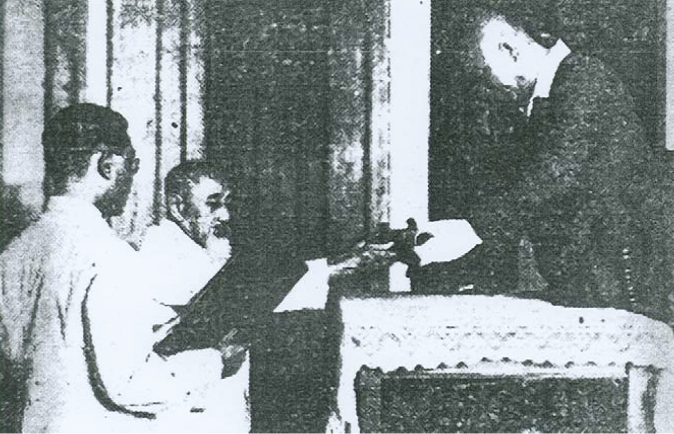 Lim Boon Keng, president of the Overseas Chinese Association, handing over $50 million to General Yamashita, 27 June 1942. Courtesy of National Archives of Singapore.